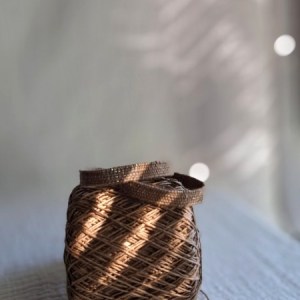 Käsin kudottu pellavarannekoru